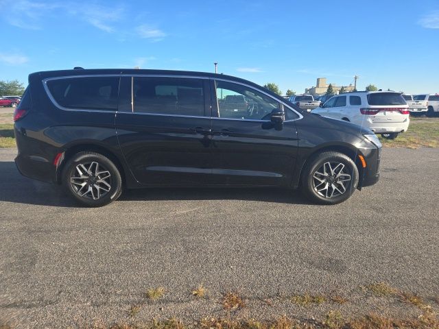2027 Chrysler Pacifica LIMITED AWD Passenger Van