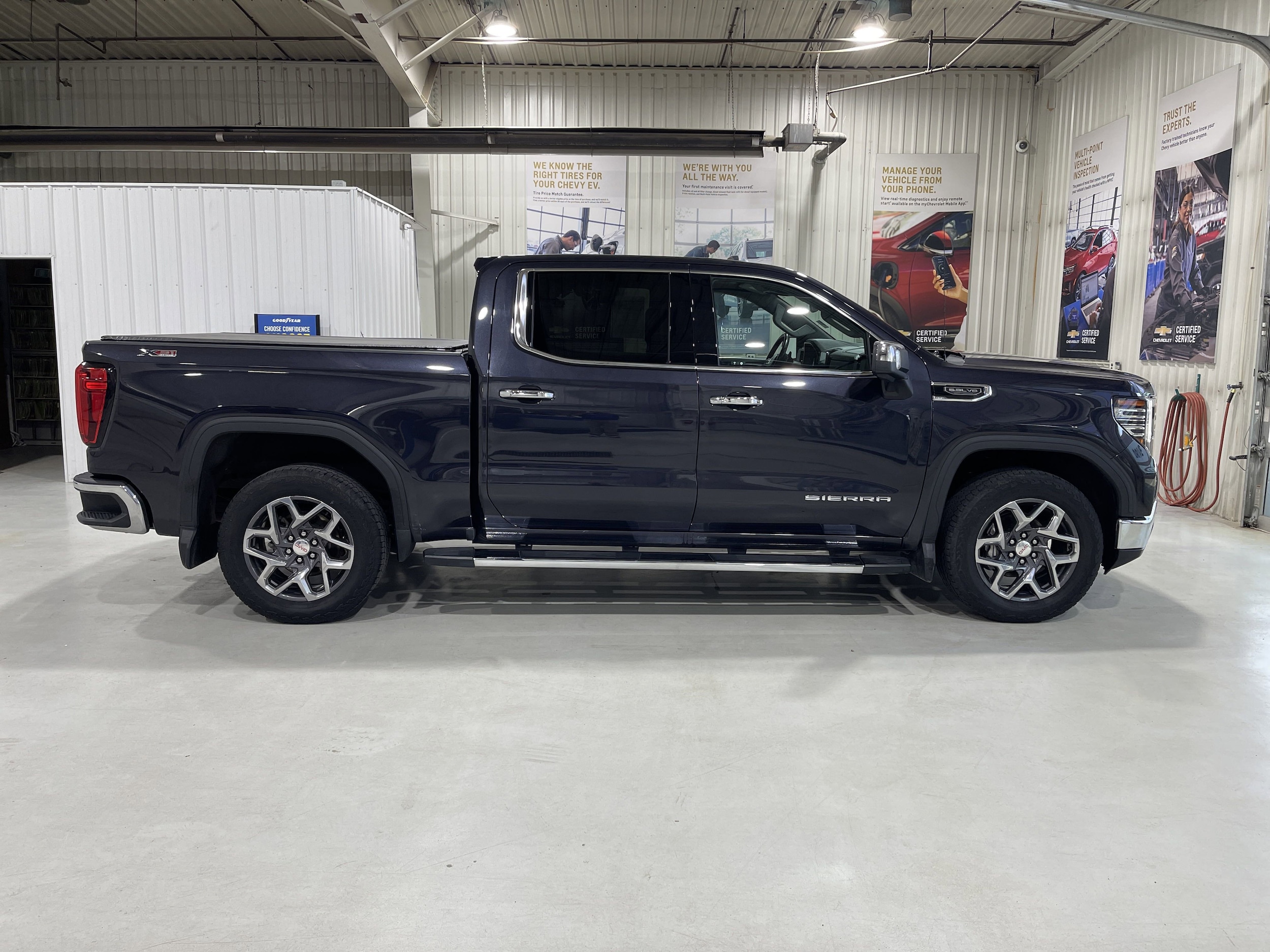 2023 GMC Sierra 1500 SLT - Photo 9