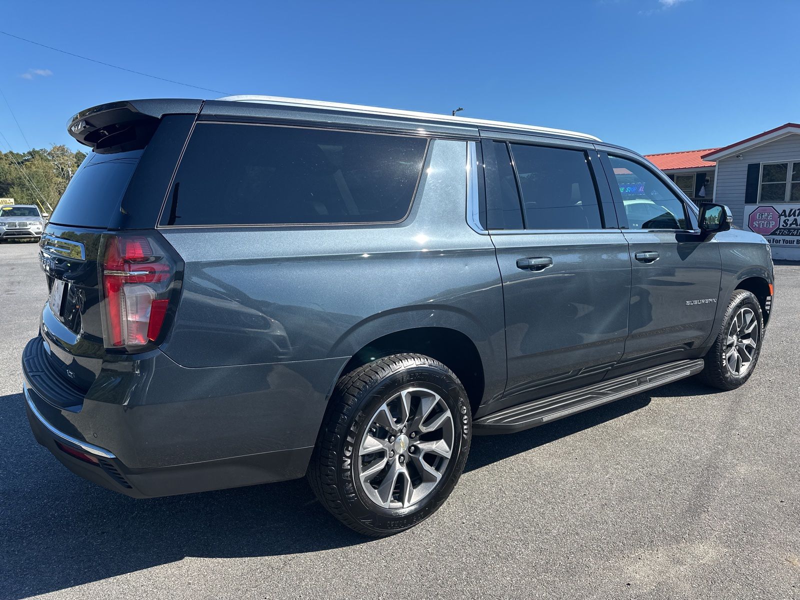 2021 Chevrolet Suburban LT - Photo 4