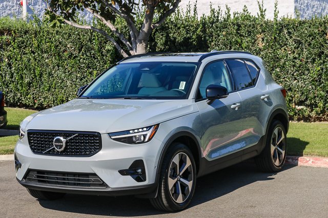 New 2026 Volvo XC40 B5 Plus SUV