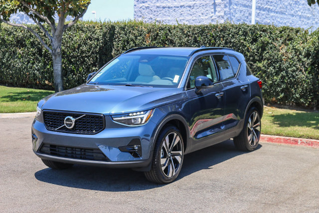 New 2026 Volvo XC40 B5 Plus SUV