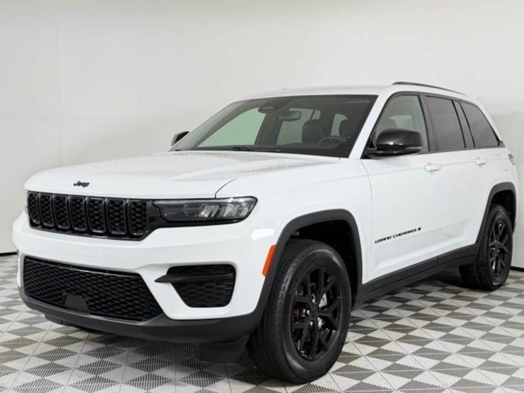 Used 2024 Jeep Grand Cherokee Laredo SUV