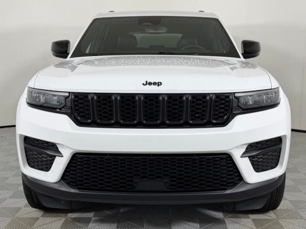 Used 2024 Jeep Grand Cherokee Laredo SUV