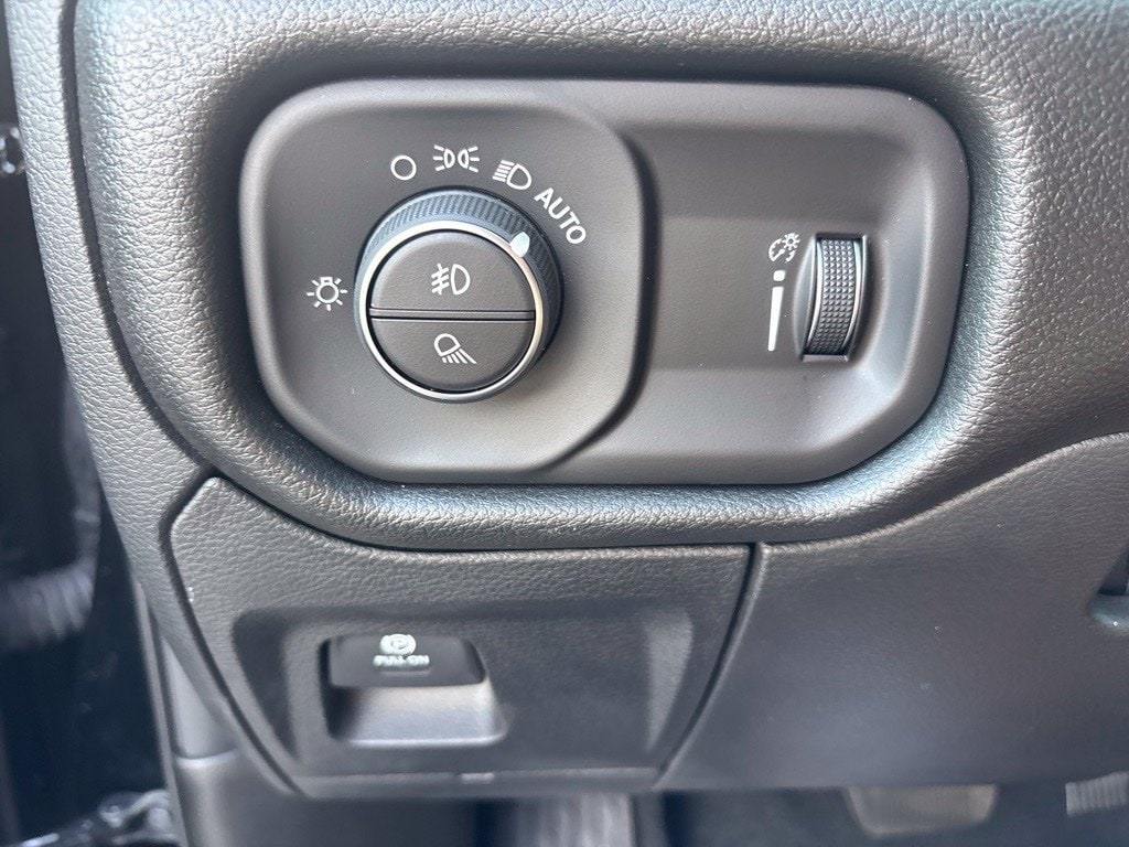 2026 RAM 1500 Express - Photo 7
