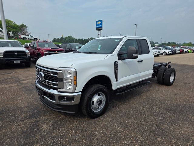 New 2025 Ford F-350SD XLT Chassis