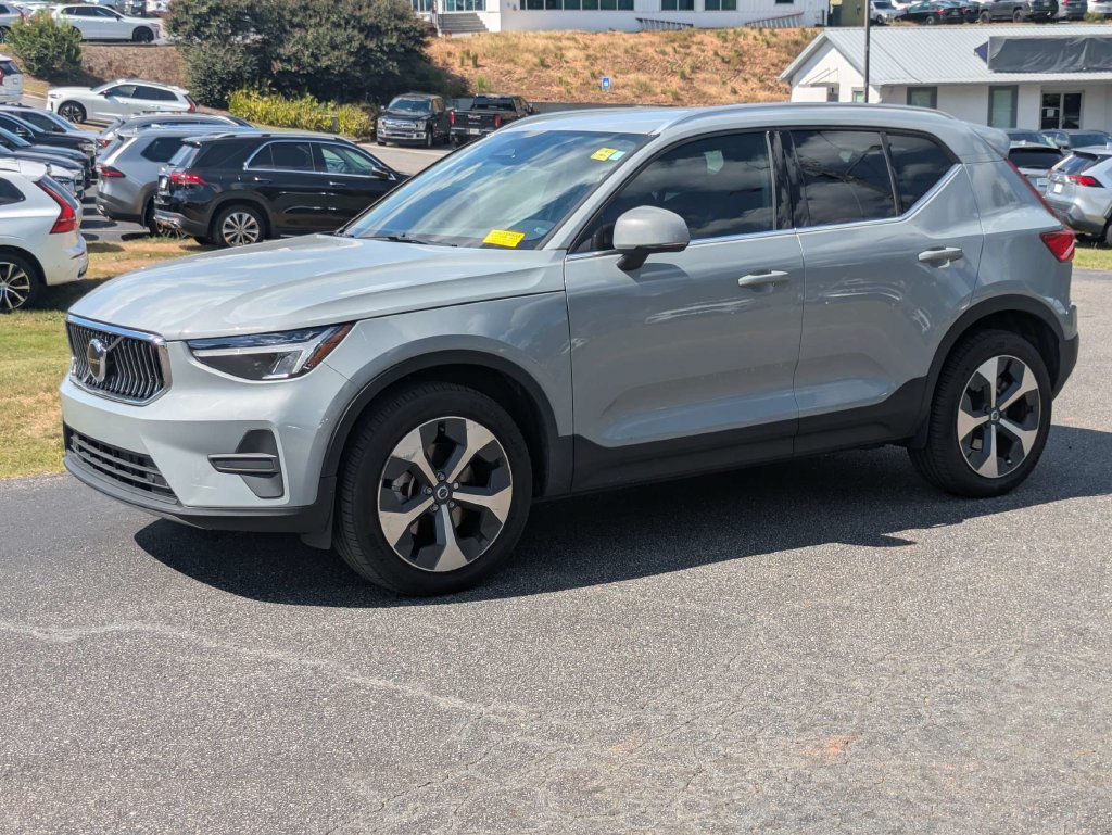 Certified 2024 Volvo XC40 B5 Core SUV