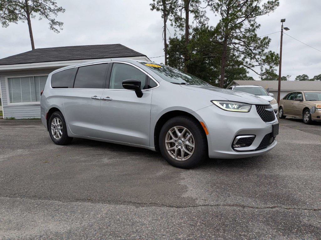 Used 2024 Chrysler Pacifica Touring L Minivan/Van