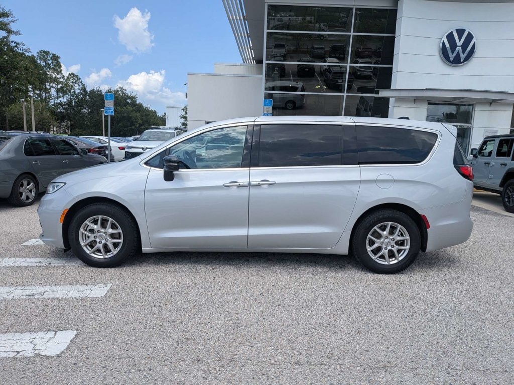 Used 2024 Chrysler Pacifica Touring L Minivan/Van