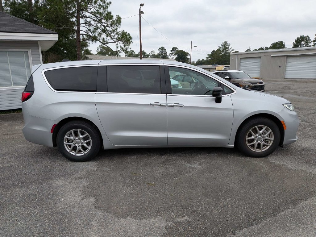 Used 2024 Chrysler Pacifica Touring L Minivan/Van