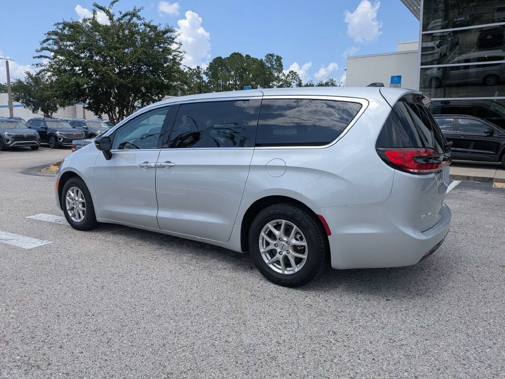 Used 2024 Chrysler Pacifica Touring L Minivan/Van