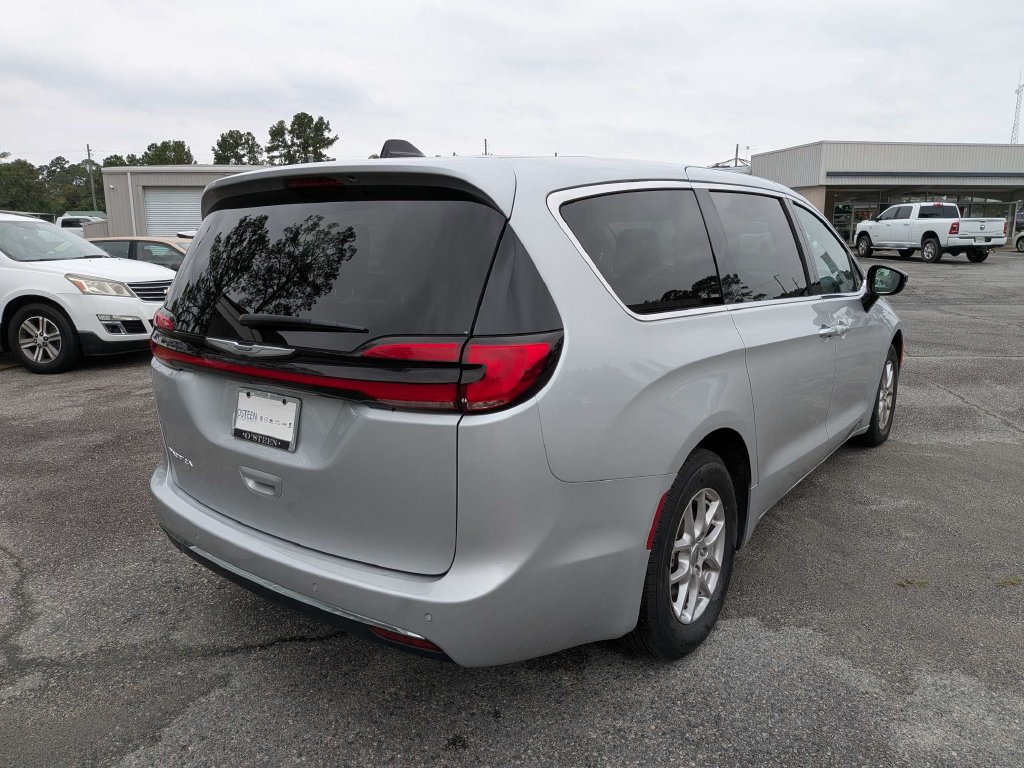 Used 2024 Chrysler Pacifica Touring L Minivan/Van