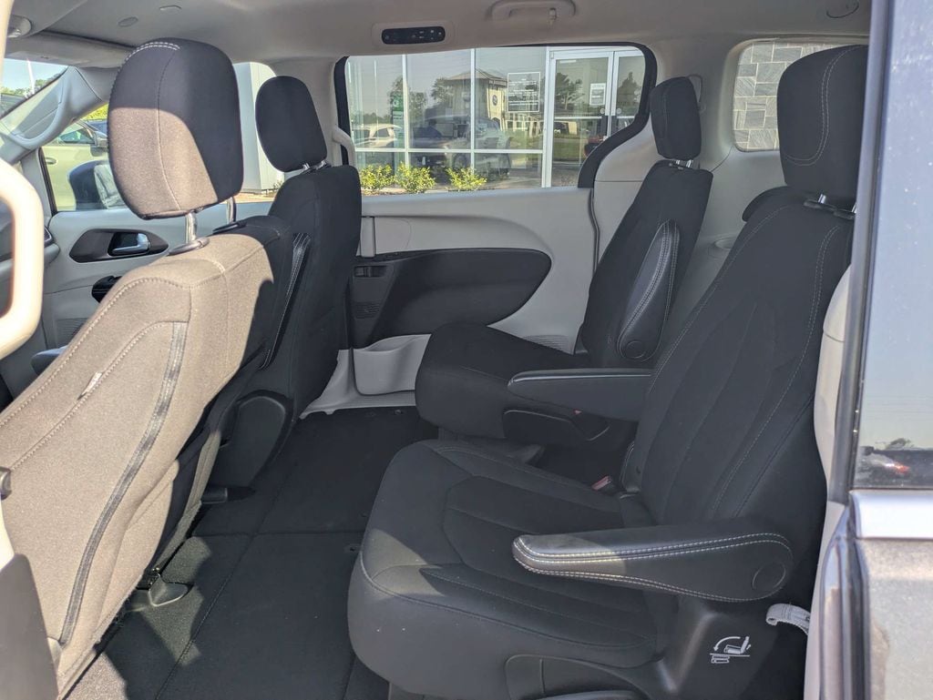 2023 Chrysler Voyager LX - Photo 16