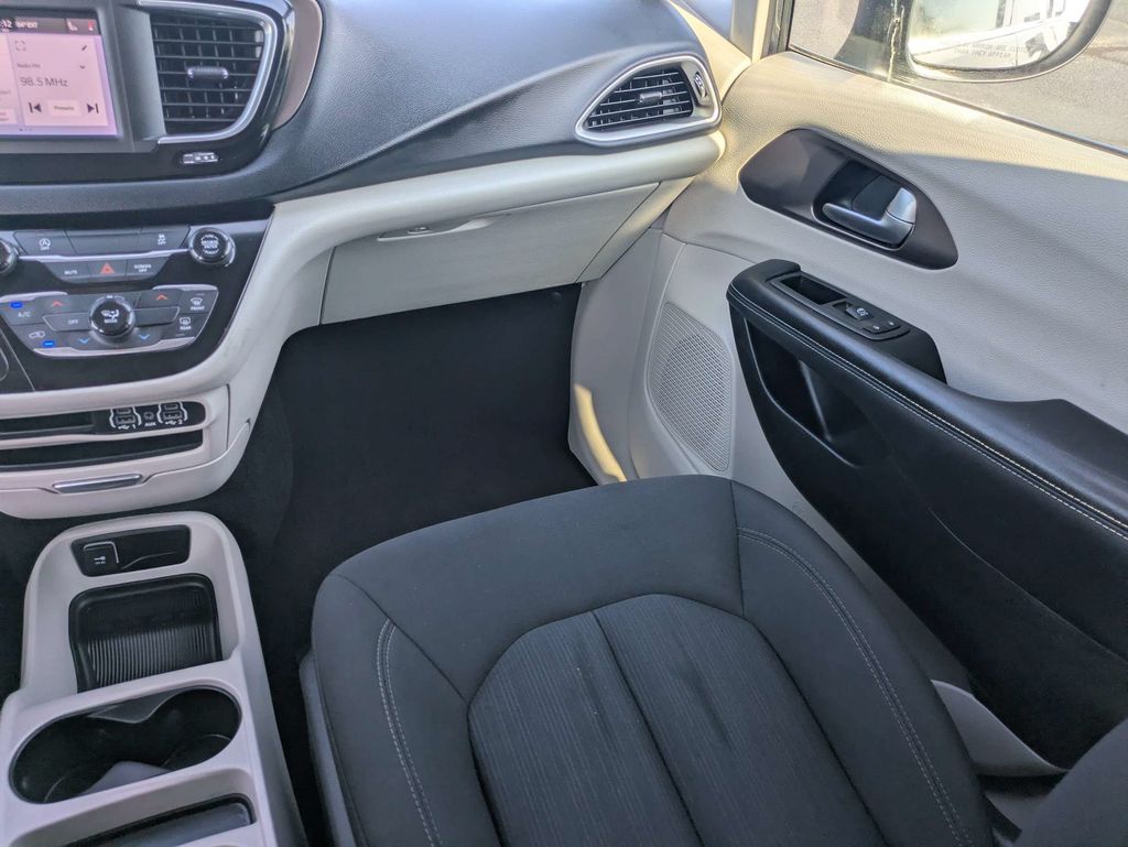2023 Chrysler Voyager LX - Photo 18
