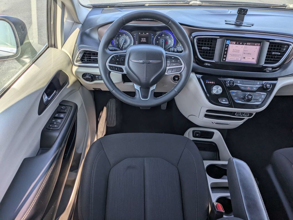 2023 Chrysler Voyager LX - Photo 17
