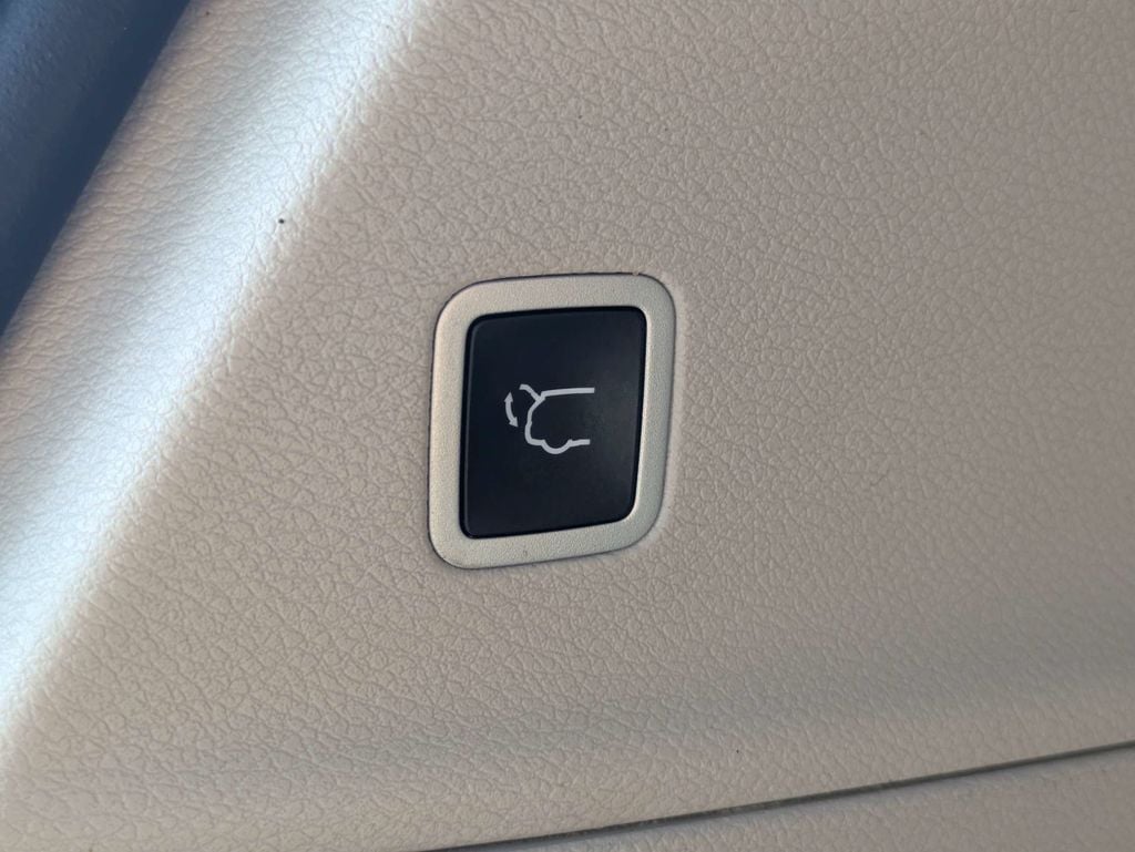 2023 Chrysler Voyager LX - Photo 15