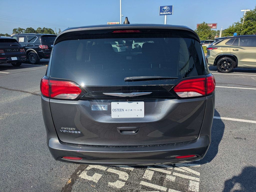 2023 Chrysler Voyager LX - Photo 6