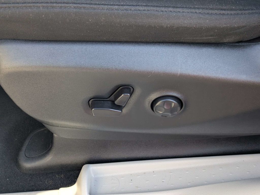 2023 Chrysler Voyager LX - Photo 21