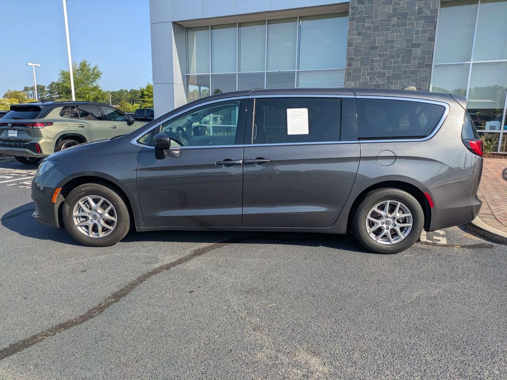2023 Chrysler Voyager LX - Photo 8