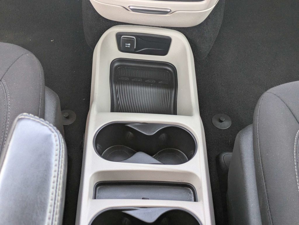 2023 Chrysler Voyager LX - Photo 20