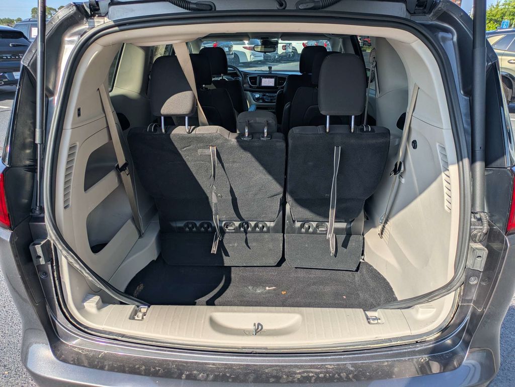 2023 Chrysler Voyager LX - Photo 14