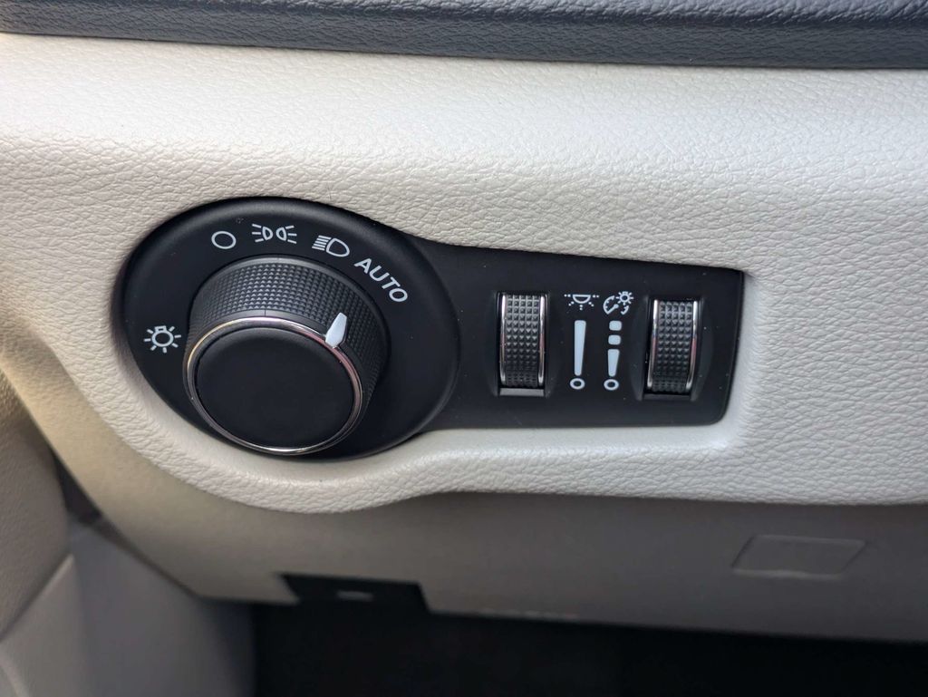 2023 Chrysler Voyager LX - Photo 25