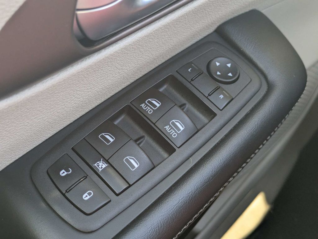 2023 Chrysler Voyager LX - Photo 24