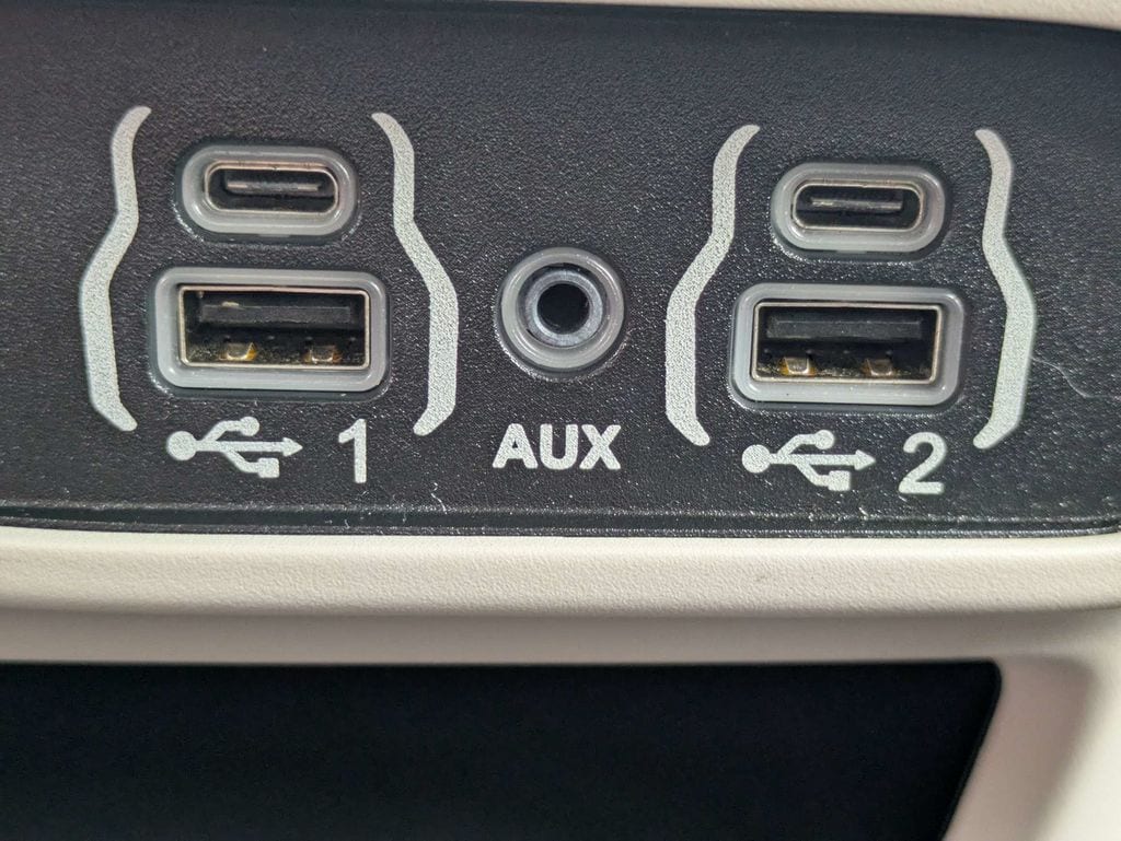 2023 Chrysler Voyager LX - Photo 23