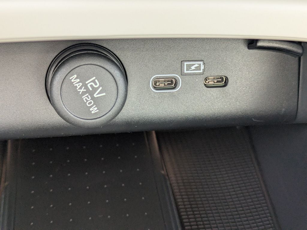 2026 Volvo XC40 Plus - Photo 24
