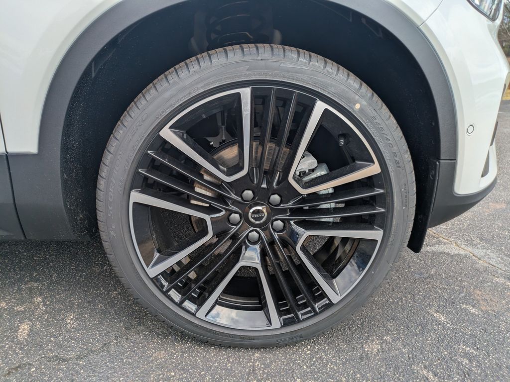 2026 Volvo XC40 Plus - Photo 10