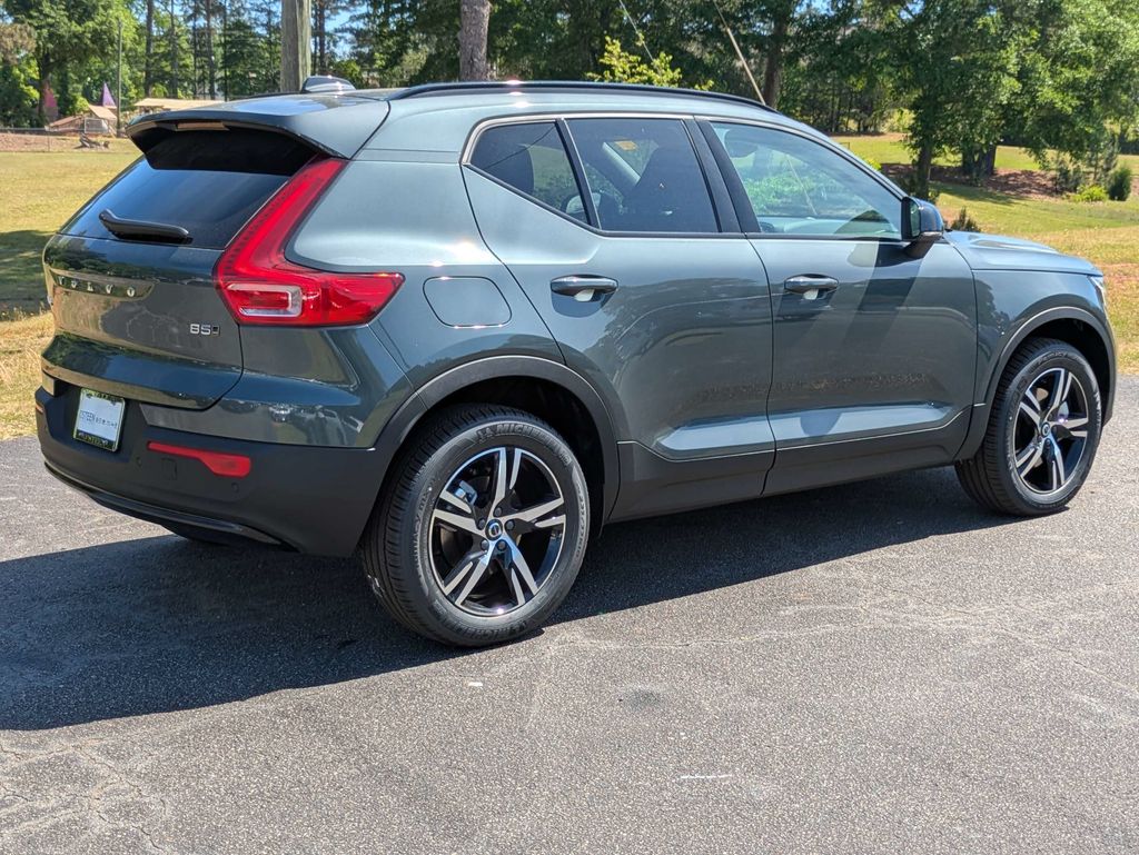 New 2026 Volvo XC40 B5 Core SUV