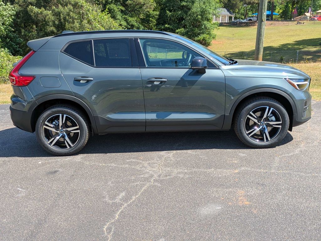 New 2026 Volvo XC40 B5 Core SUV