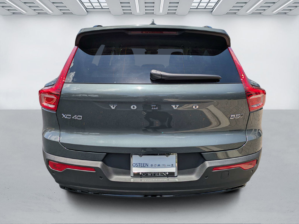 New 2026 Volvo XC40 B5 Core SUV
