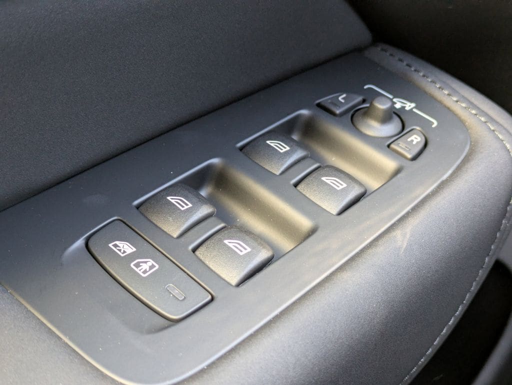 2026 Volvo XC60 Plus - Photo 33