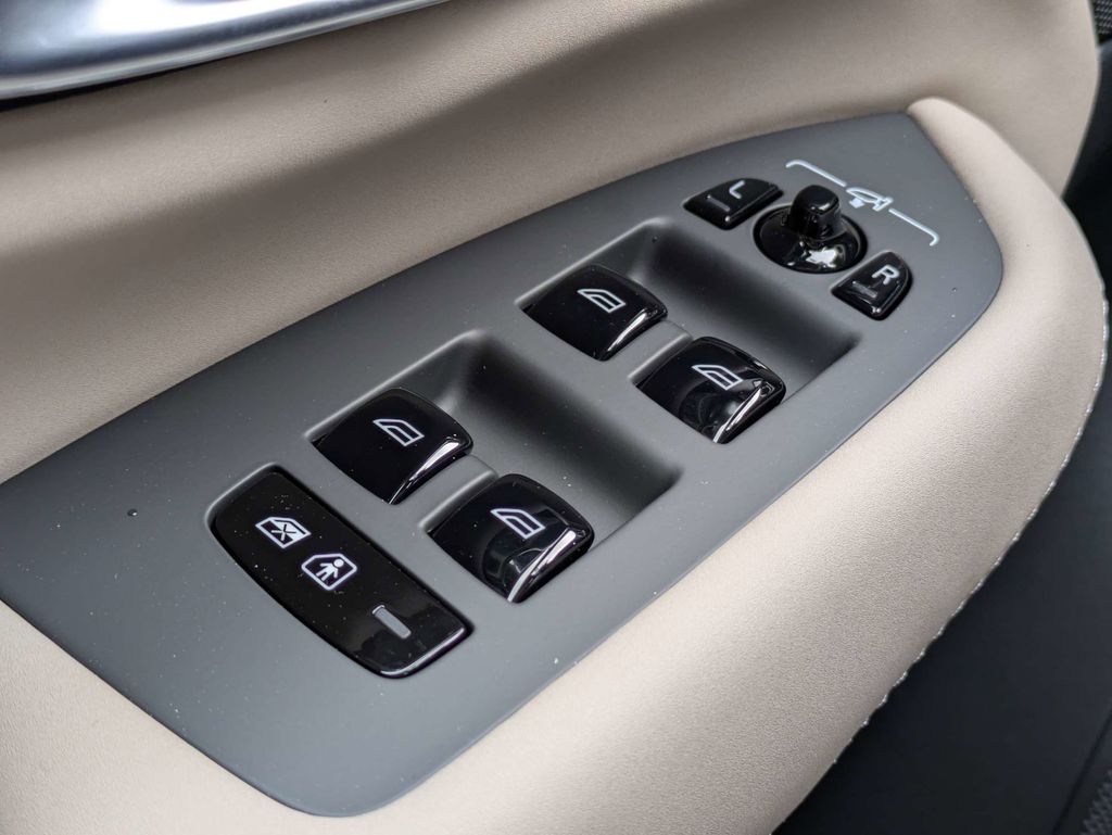 2026 Volvo XC90 Plus - Photo 34
