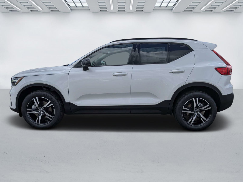 New 2026 Volvo XC40 B4 Core SUV