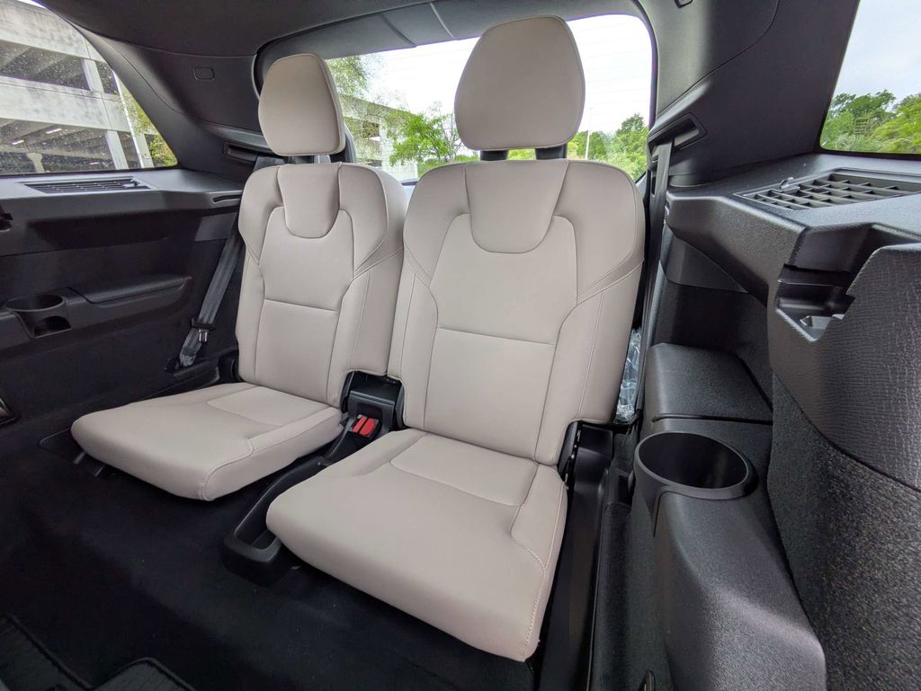 2026 Volvo XC90 Plus - Photo 18