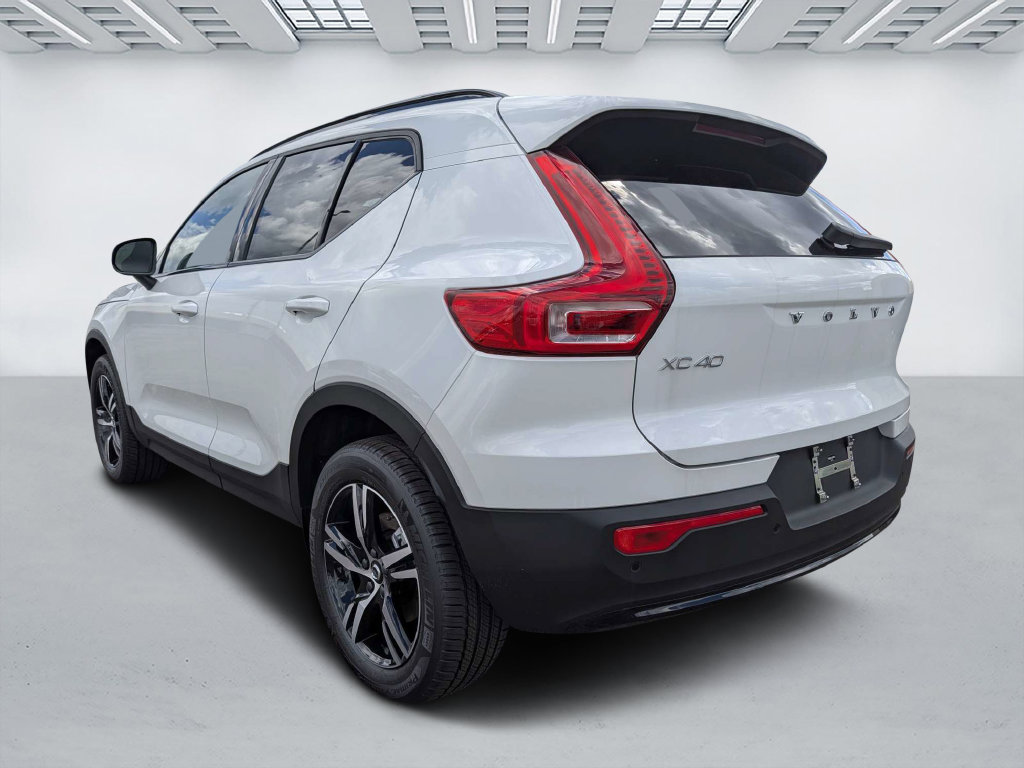New 2026 Volvo XC40 B4 Core SUV