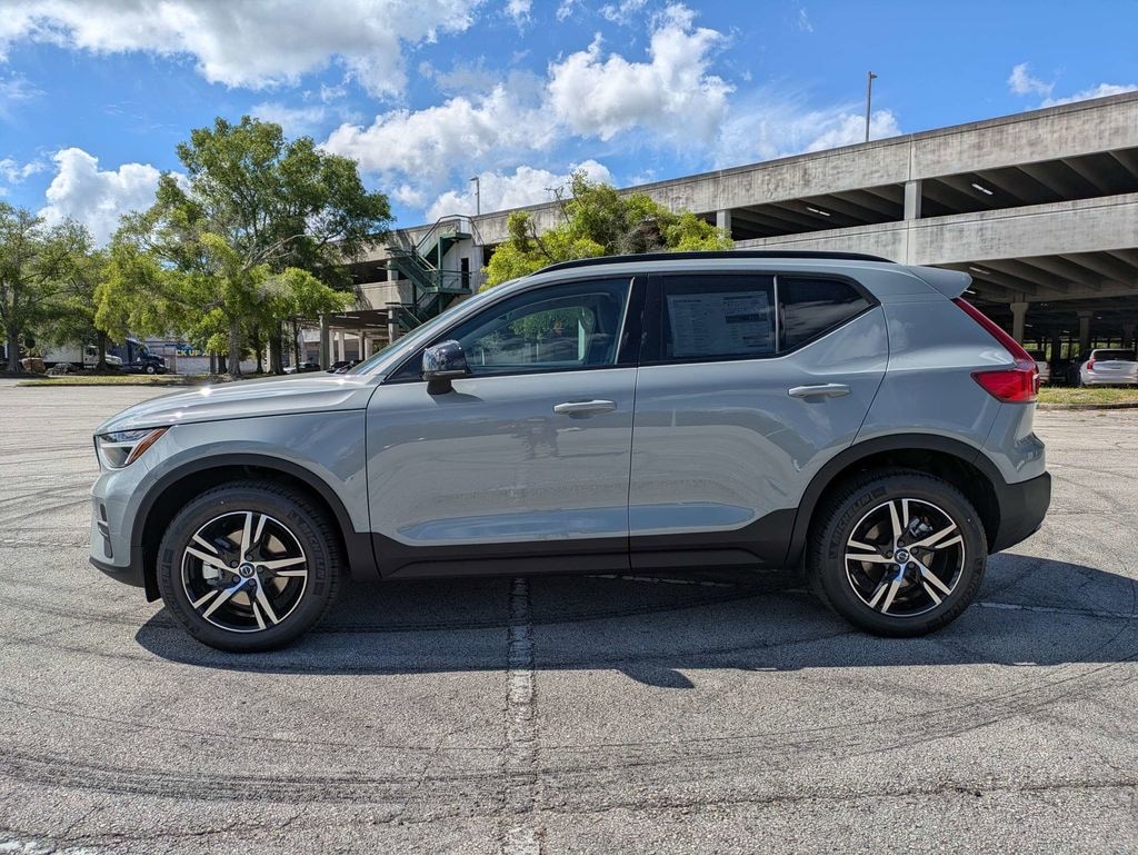 New 2026 Volvo XC40 B4 Core SUV