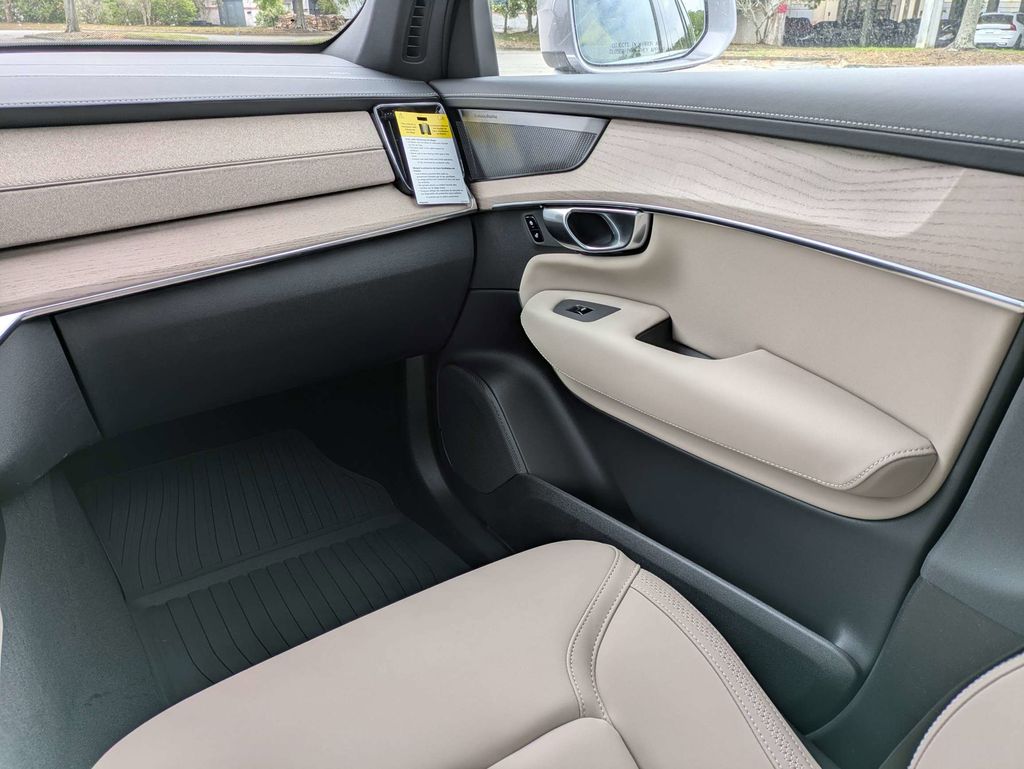 2026 Volvo XC90 Plus - Photo 23