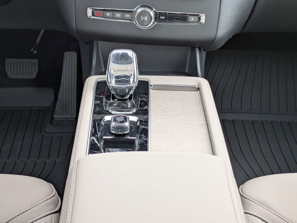2026 Volvo XC90 Plus - Photo 25