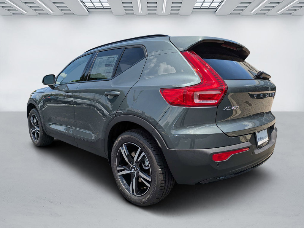 New 2026 Volvo XC40 B5 Core SUV