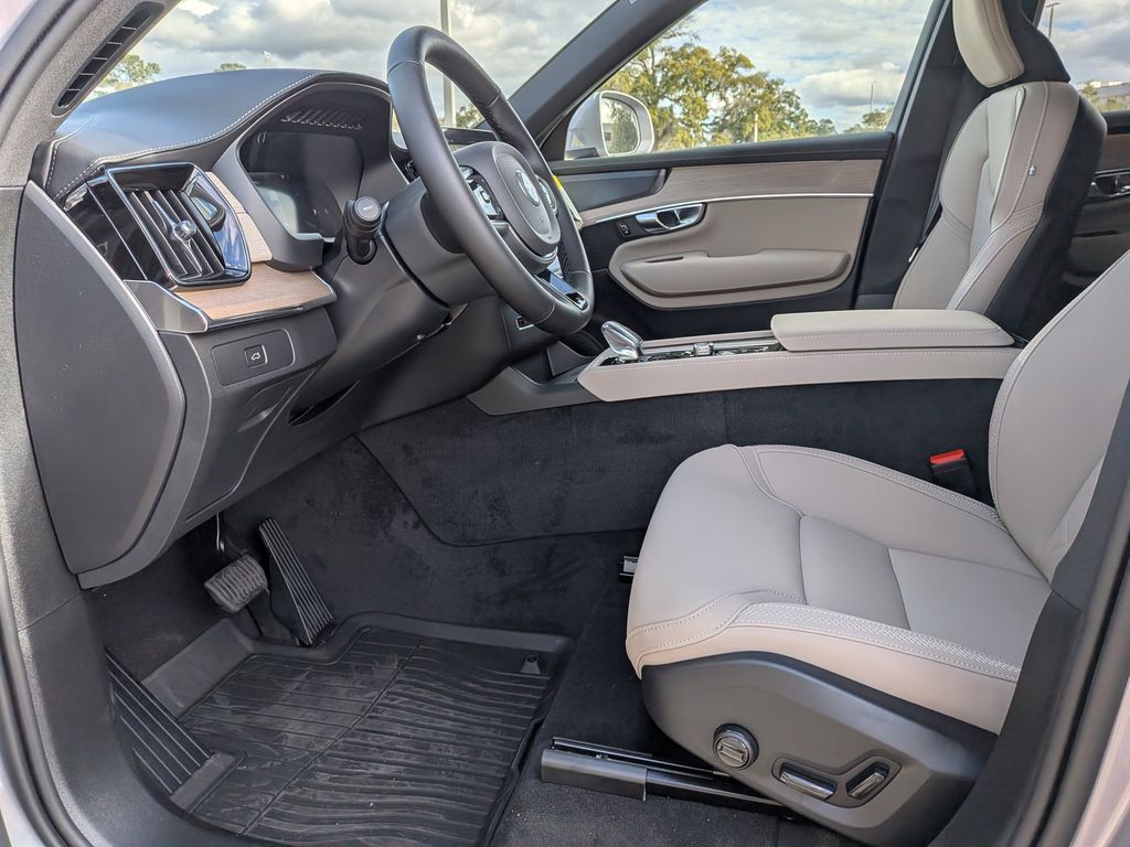 2026 Volvo XC90 Plus - Photo 2
