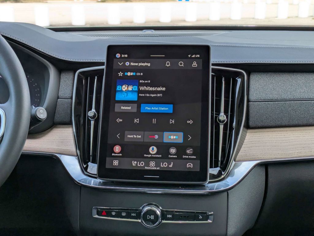 2026 Volvo XC90 Plus - Photo 25