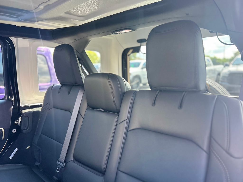 2026 Jeep Wrangler 4-Door Sahara - Photo 24