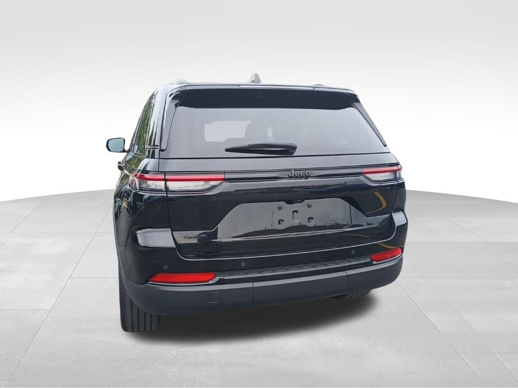 Used 2024 Jeep Grand Cherokee Laredo SUV