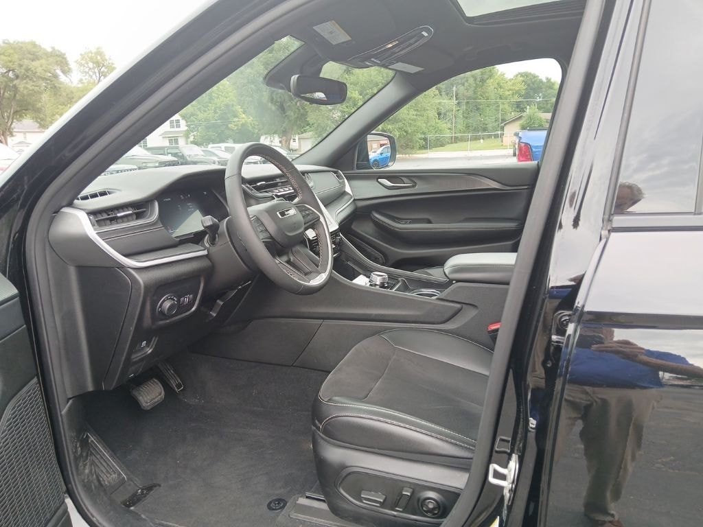 Used 2024 Jeep Grand Cherokee Laredo SUV