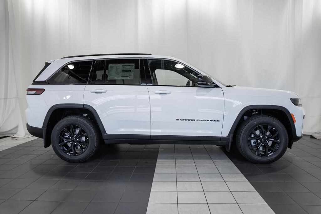 New 2026 Jeep Grand Cherokee Laredo Sport Utility