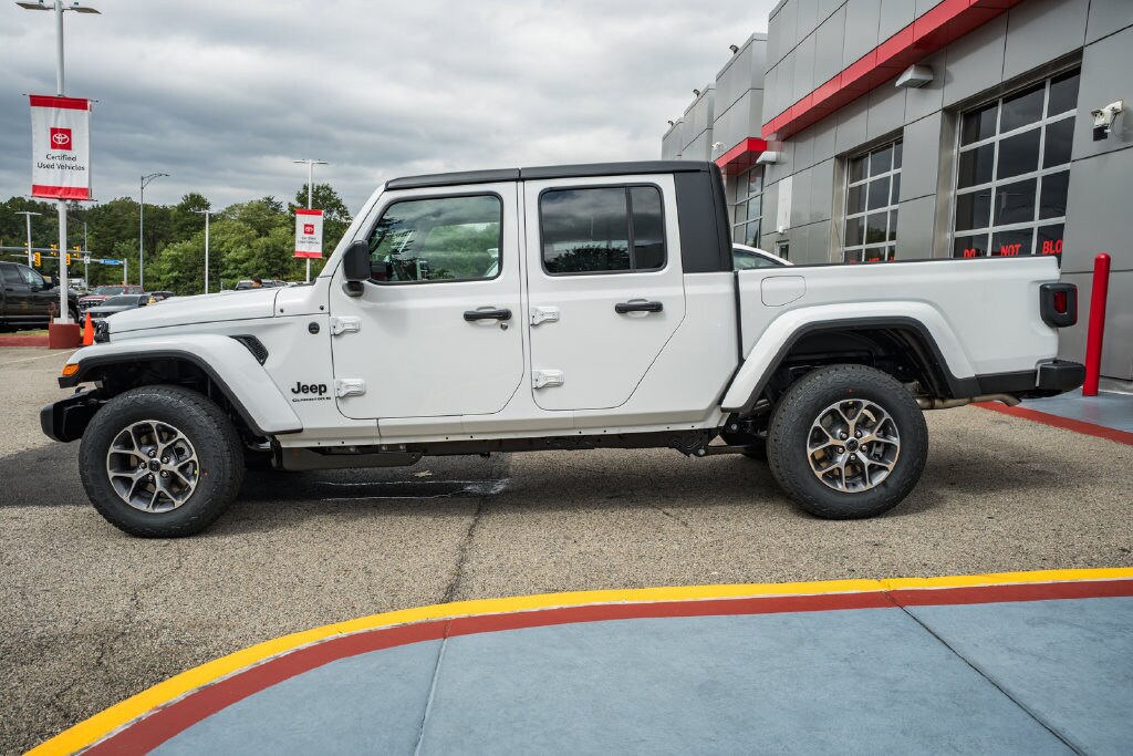 New 2027 Jeep Gladiator Sport S Pickup