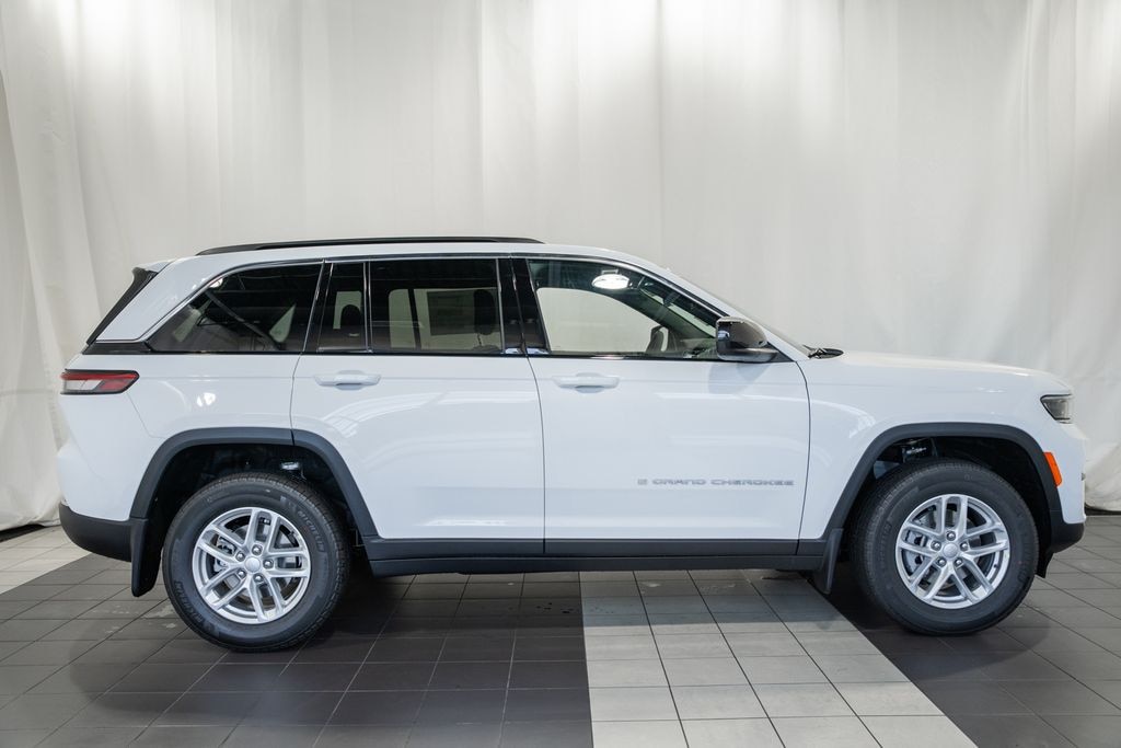 New 2026 Jeep Grand Cherokee Laredo Sport Utility