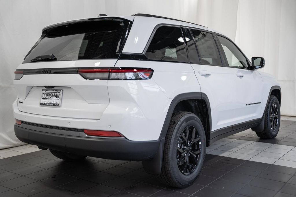 New 2026 Jeep Grand Cherokee Laredo Sport Utility